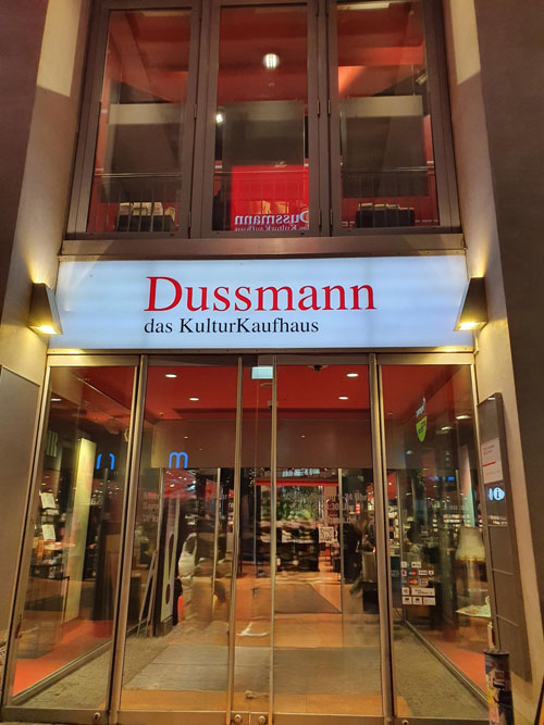 kirjakauppa Dussmann Berliinissä